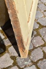 Starožitné rámové dveře se secesními kazetami a barevnými prosklenými poli z počátku 20. století.