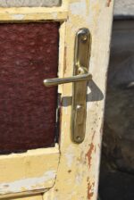 Starožitné rámové dveře se secesními kazetami a barevnými prosklenými poli z počátku 20. století.