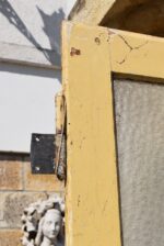 Starožitné rámové dveře se secesními kazetami a barevnými prosklenými poli z počátku 20. století.