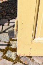 Starožitné rámové dveře se secesními kazetami a barevnými prosklenými poli z počátku 20. století.