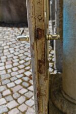 Starožitné rámové dveře se secesními kazetami a barevnými prosklenými poli z počátku 20. století.