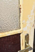 Starožitné rámové dveře se secesními kazetami a barevnými prosklenými poli z počátku 20. století.