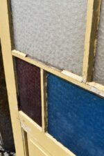 Starožitné rámové dveře se secesními kazetami a barevnými prosklenými poli z počátku 20. století.