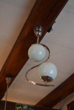 Starožitný funkcionalistický lustřík s chromovaným esovitým ramenem a modrými skleněnými koulemi