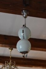 Starožitný funkcionalistický lustřík s chromovaným esovitým ramenem a modrými skleněnými koulemi