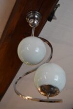 Starožitný funkcionalistický lustřík s chromovaným esovitým ramenem a modrými skleněnými koulemi