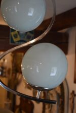 Starožitný funkcionalistický lustřík s chromovaným esovitým ramenem a modrými skleněnými koulemi