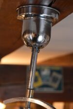 Starožitný funkcionalistický lustřík s chromovaným esovitým ramenem a modrými skleněnými koulemi