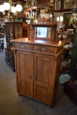 Starožitná secesní skříňka vertiko s fládrovaným povrchem a zrcadlovou nástavbou