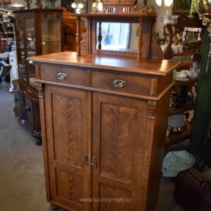 Starožitná secesní skříňka vertiko s fládrovaným povrchem a zrcadlovou nástavbou