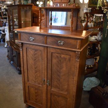 Starožitná secesní skříňka vertiko s fládrovaným povrchem a zrcadlovou nástavbou