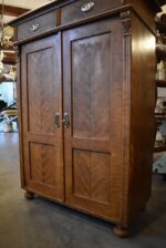 Starožitná secesní skříňka vertiko s fládrovaným povrchem a zrcadlovou nástavbou