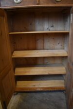 Starožitná secesní skříňka vertiko s fládrovaným povrchem a zrcadlovou nástavbou