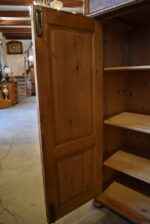 Starožitná secesní skříňka vertiko s fládrovaným povrchem a zrcadlovou nástavbou