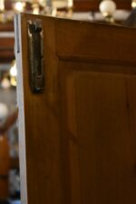 Starožitná secesní skříňka vertiko s fládrovaným povrchem a zrcadlovou nástavbou