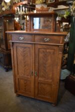 Starožitná secesní skříňka vertiko s fládrovaným povrchem a zrcadlovou nástavbou