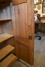 Starožitná secesní skříňka vertiko s fládrovaným povrchem a zrcadlovou nástavbou