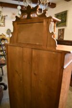 Starožitná secesní skříňka vertiko s fládrovaným povrchem a zrcadlovou nástavbou