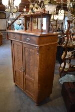 Starožitná secesní skříňka vertiko s fládrovaným povrchem a zrcadlovou nástavbou