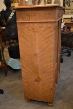 Starožitná secesní skříňka vertiko s fládrovaným povrchem a zrcadlovou nástavbou