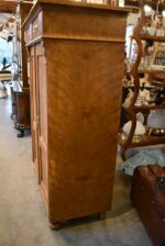 Starožitná secesní skříňka vertiko s fládrovaným povrchem a zrcadlovou nástavbou