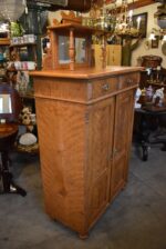 Starožitná secesní skříňka vertiko s fládrovaným povrchem a zrcadlovou nástavbou