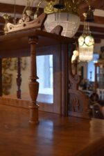 Starožitná secesní skříňka vertiko s fládrovaným povrchem a zrcadlovou nástavbou