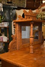 Starožitná secesní skříňka vertiko s fládrovaným povrchem a zrcadlovou nástavbou