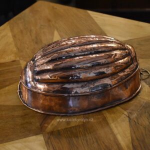 Starožitná měděná bábovka ve tvaru kakaového bobu z období biedermeieru