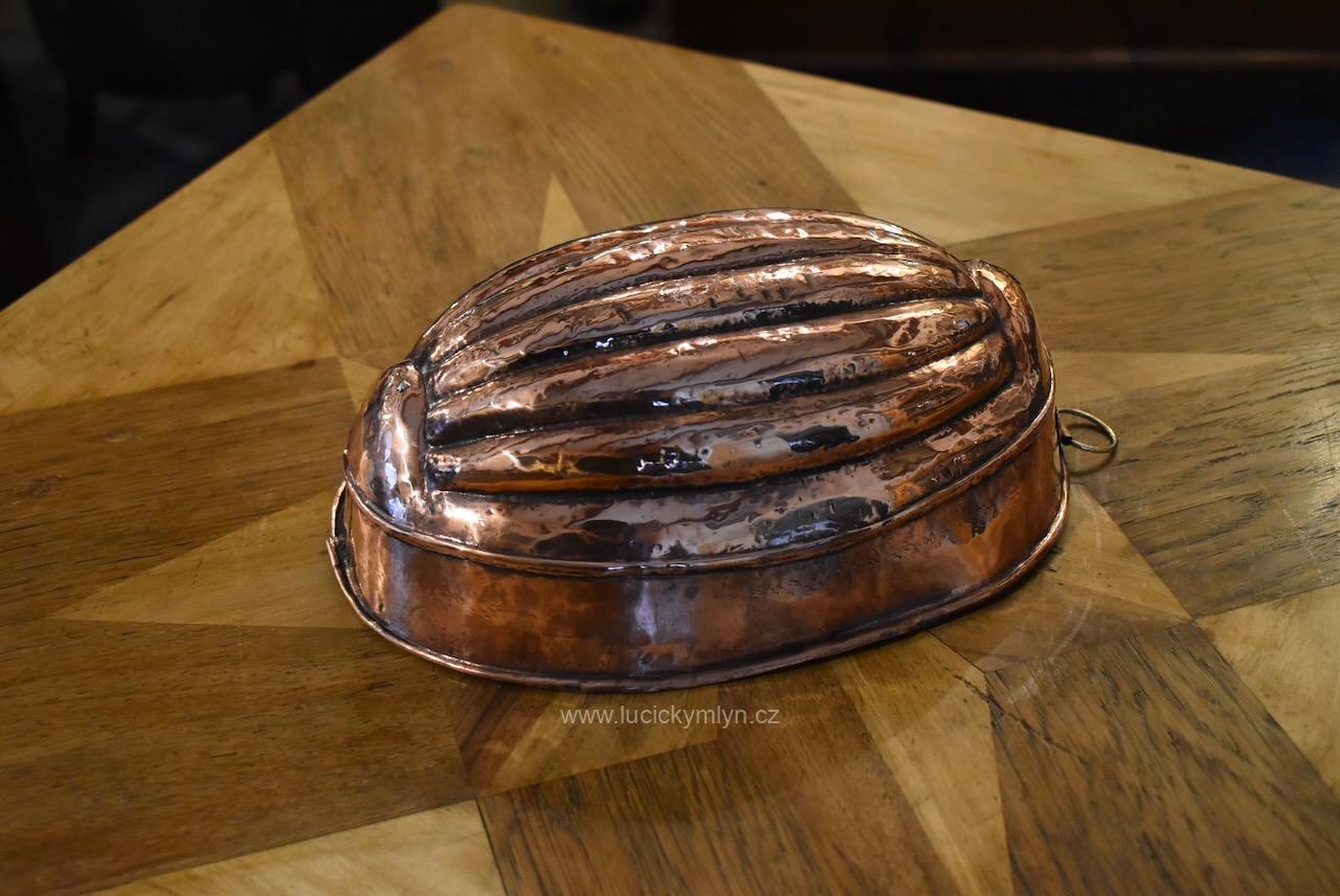 Starožitná měděná bábovka z období biedermeieru tvarově vycházející z tehdy luxusního produktu - kakaového bobu Starožitná měděná bábovka ve tvaru kakaového bobu z období biedermeieru