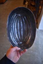 Starožitná měděná bábovka ve tvaru kakaového bobu z období biedermeieru