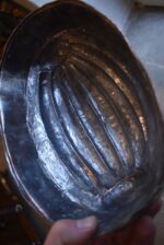 Starožitná měděná bábovka ve tvaru kakaového bobu z období biedermeieru