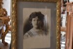 Dobová ateliérová fotografie mladé dámy v secesním zlaceném rámu z roku 1910