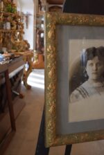 Dobová ateliérová fotografie mladé dámy v secesním zlaceném rámu z roku 1910