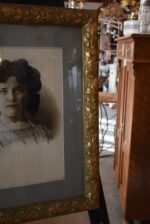 Dobová ateliérová fotografie mladé dámy v secesním zlaceném rámu z roku 1910