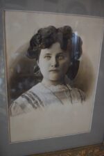 Dobová ateliérová fotografie mladé dámy v secesním zlaceném rámu z roku 1910