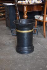 Obrovský barokní litinový hmoždíř 100 kg s dvouhlavou orlicí a ručně kovaným tloukem.