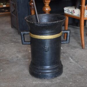 Obrovský barokní litinový hmoždíř 100 kg s dvouhlavou orlicí a ručně kovaným tloukem.