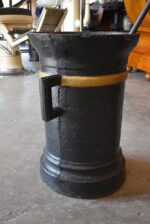 Obrovský barokní litinový hmoždíř 100 kg s dvouhlavou orlicí a ručně kovaným tloukem.