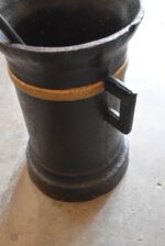 Obrovský barokní litinový hmoždíř 100 kg s dvouhlavou orlicí a ručně kovaným tloukem.