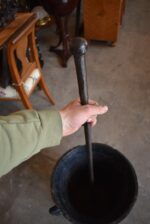 Obrovský barokní litinový hmoždíř 100 kg s dvouhlavou orlicí a ručně kovaným tloukem.