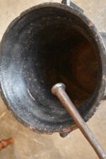 Obrovský barokní litinový hmoždíř 100 kg s dvouhlavou orlicí a ručně kovaným tloukem.