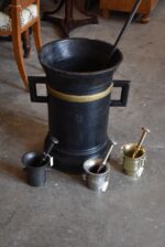 Obrovský barokní litinový hmoždíř 100 kg s dvouhlavou orlicí a ručně kovaným tloukem.