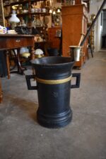 Obrovský barokní litinový hmoždíř 100 kg s dvouhlavou orlicí a ručně kovaným tloukem.