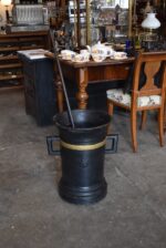 Obrovský barokní litinový hmoždíř 100 kg s dvouhlavou orlicí a ručně kovaným tloukem.