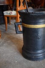 Obrovský barokní litinový hmoždíř 100 kg s dvouhlavou orlicí a ručně kovaným tloukem.