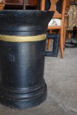 Obrovský barokní litinový hmoždíř 100 kg s dvouhlavou orlicí a ručně kovaným tloukem.