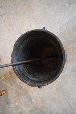 Obrovský barokní litinový hmoždíř 100 kg s dvouhlavou orlicí a ručně kovaným tloukem.