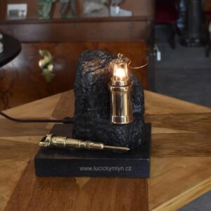 Starožitná hornická stolní lampička s kusem uhlí, mosaznou důlní lampou a sbíječkou