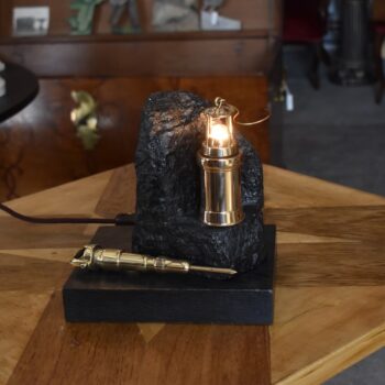 Starožitná hornická stolní lampička s kusem uhlí, mosaznou důlní lampou a sbíječkou